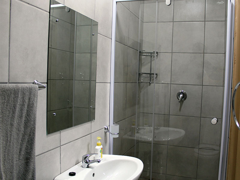 bathroom-charis-room10