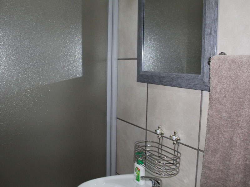 bathroom-room7-charisguesthouse